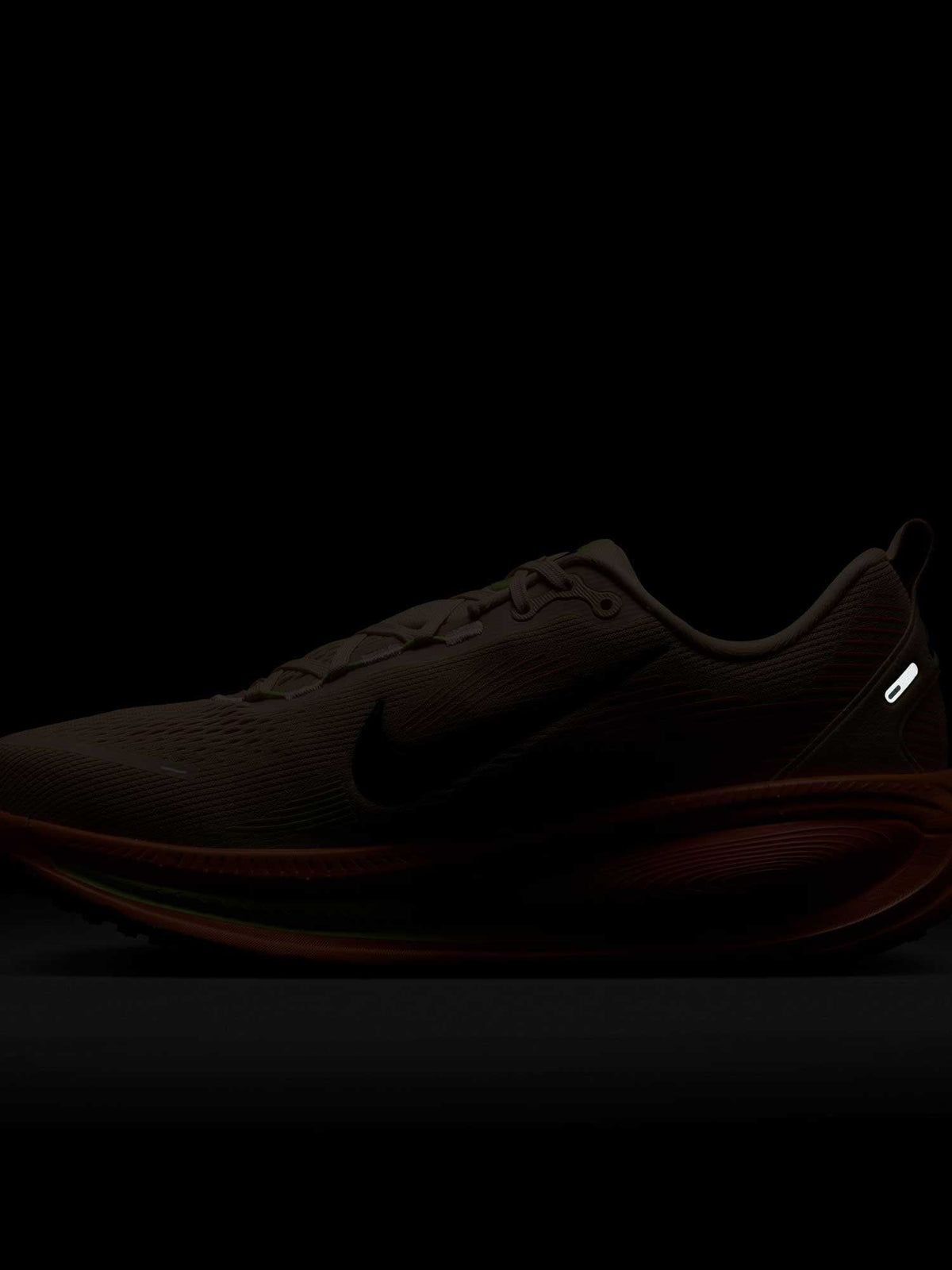 NIKE Обувки VOMERO 18